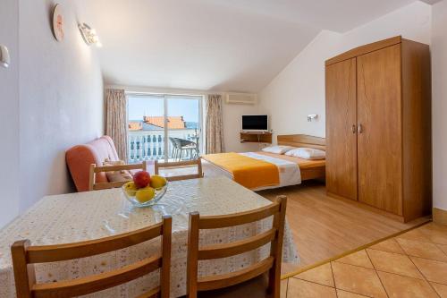Helles Studio-Apartment mit traumhaften Meerblick, Privatparkplatz, Grill