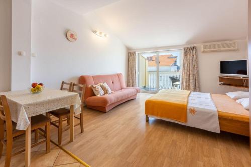 Helles Studio-Apartment mit traumhaften Meerblick, Privatparkplatz, Grill