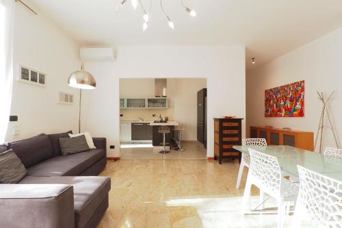 un soggiorno con un divano e un tavolo di PrimoPiano - Sporting Mirasole a Opera