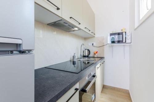 Bezauberndes Apartment nur 240 Meter zum Strand mit Meerblick, Grill, Klima
