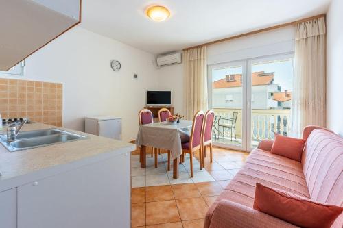 Cozy Apartment nur 800 Meter zum Strand mit Meerblick, Grill, Privatparkplatz