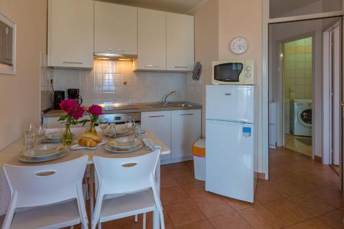 Romantisches Apartment nur 500 Meter zum Sandstrand mit Meerblick, Klima, WiFi