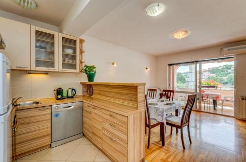 Modernes Apartment nur 500 Meter zum Strand mit WiFi und Privatparkplatz