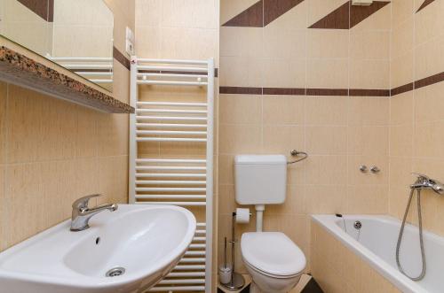 Modernes Apartment nur 500 Meter zum Strand mit WiFi und Privatparkplatz