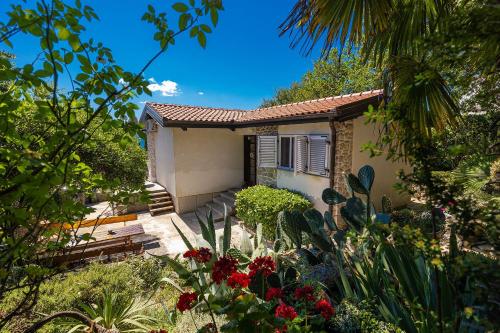 Beeindruckendes Ferienhaus nur 80 Meter zum Strand mit mediterranem Garten und Chillout-Bereich