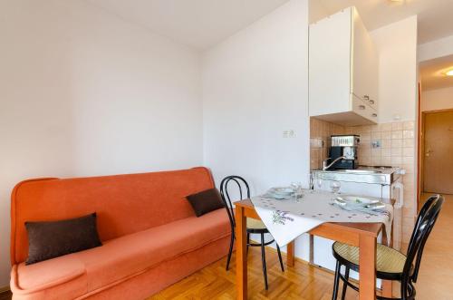 Liebevolles Apartment nur 500 Meter zum Strand mit Privatparkplatz, WiFi, Klima