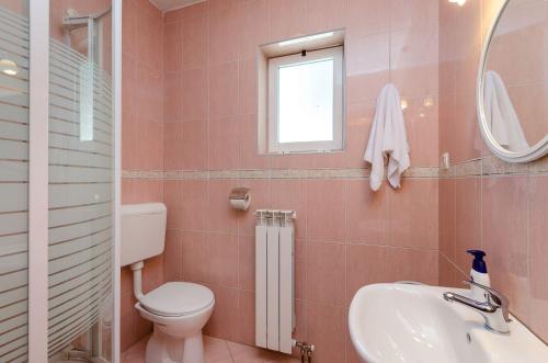 Liebevolles Apartment nur 500 Meter zum Strand mit Privatparkplatz, WiFi, Klima