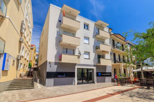Traumhaftes Apartment direkt an der Strandpromenade mit vielen Palmen