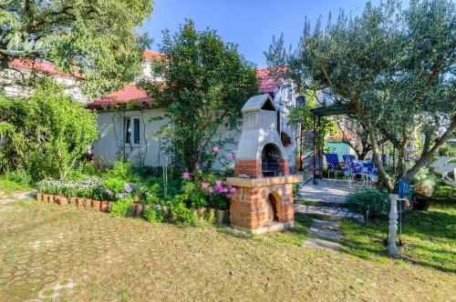 Charmantes Studio-Apartment mit Liegestühlen im mediterranem Garten