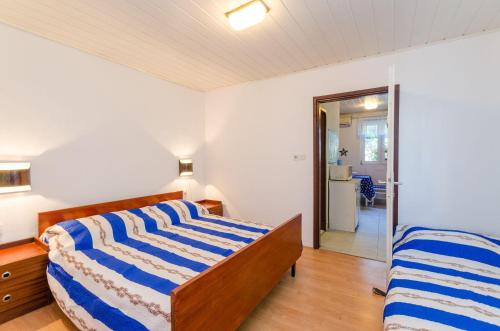 Charmantes Studio-Apartment mit Liegestühlen im mediterranem Garten
