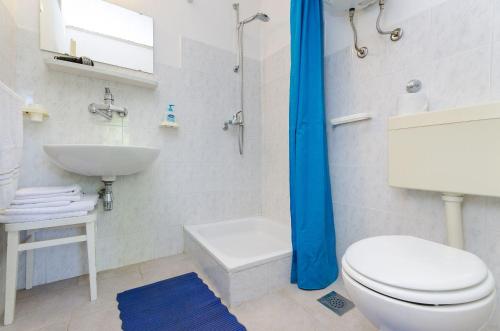 Charmantes Studio-Apartment mit Liegestühlen im mediterranem Garten