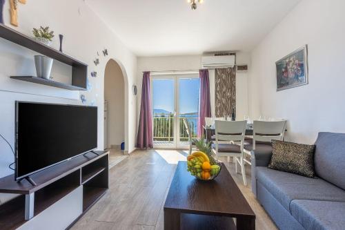 Helles Apartment nur 100 Meter zum Strand mit Meerblick, Parkplatz, BBQ