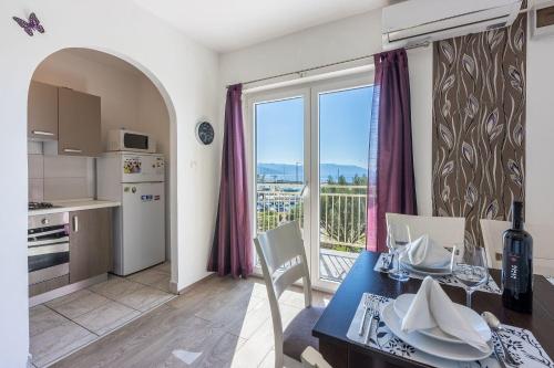 Helles Apartment nur 100 Meter zum Strand mit Meerblick, Parkplatz, BBQ