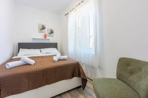 Helles Apartment nur 100 Meter zum Strand mit Meerblick, Parkplatz, BBQ