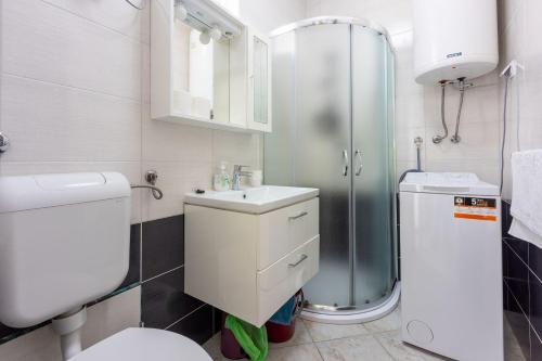 Helles Apartment nur 100 Meter zum Strand mit Meerblick, Parkplatz, BBQ