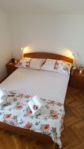 a bedroom with a bed with flowers on it at Apartment Ana in Kali