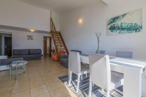 Faszinierendes Apartment nur 80 Meter zum Strand mit Meerblick, Pool, Parkplatz