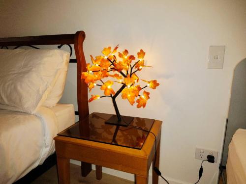 En eller flere senge i et værelse på Premium location one bedroom APT with secure car parking - 5 mins Train, Shops