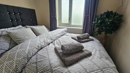 Postel nebo postele na pokoji v ubytování Charming 3-Bedroom Home in Doncaster, Perfect for Family, Friends Contractors