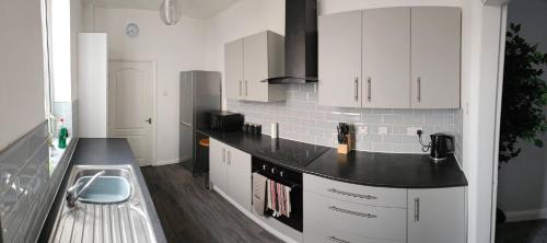 Kuchyň nebo kuchyňský kout v ubytování Charming 3-Bedroom Home in Doncaster, Perfect for Family, Friends Contractors