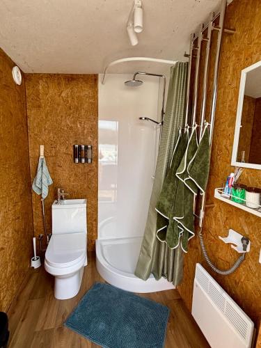 Koupelna v ubytování Sajūtu dārza mājiņa