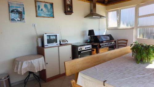 un soggiorno con una piccola cucina con televisione di Apartman Helen Orasac by Villas Guide a Poljice