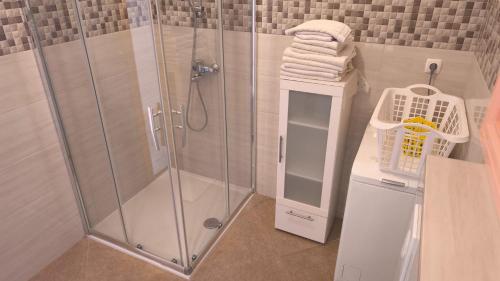un bagno con doccia con porta in vetro di Apartman Helen Orasac by Villas Guide a Poljice