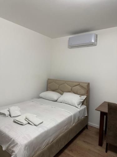 een slaapkamer met een bed met twee handdoeken erop bij Happy moments Studio Kraljevo in Kraljevo