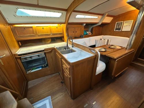 Nhà bếp/bếp nhỏ tại Sailboat Classic Living - Heraklion Marina