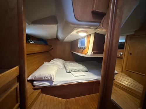 Giường trong phòng chung tại Sailboat Classic Living - Heraklion Marina