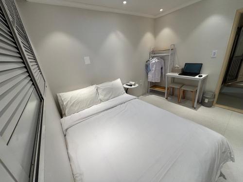 Giường trong phòng chung tại Han River KS Stay