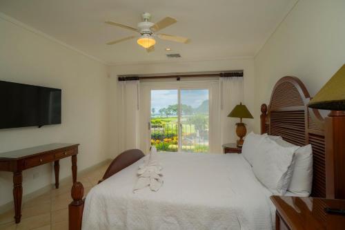 En eller flere senge i et værelse på Del Mar 3i 3 bdr Ocean View in Los Suenos