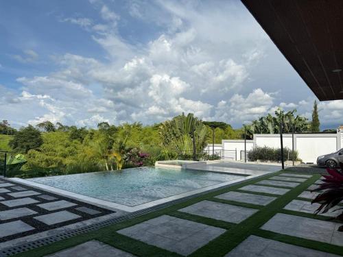 een zwembad midden in een tuin bij Casa boreales in Quimbaya