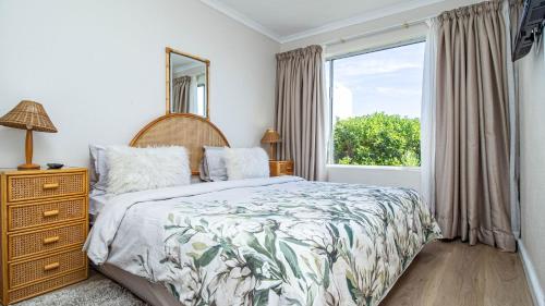 En eller flere senge i et værelse på Hermanus Beach Club