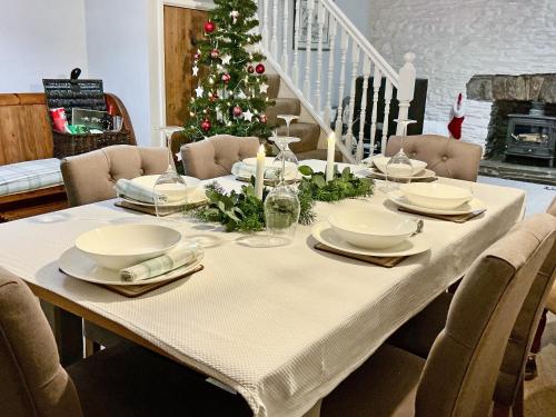 tavolo da pranzo con albero di Natale sullo sfondo di Dol Llan - Hw7569 a Llangrannog