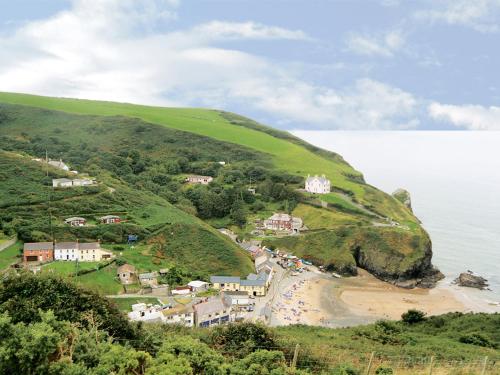 una piccola città su una collina vicino all'oceano di Dol Llan - Hw7569 a Llangrannog