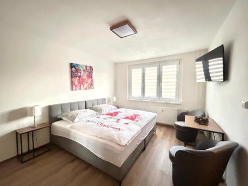 En eller flere senge i et værelse på Apartmánový byt Nad řekou