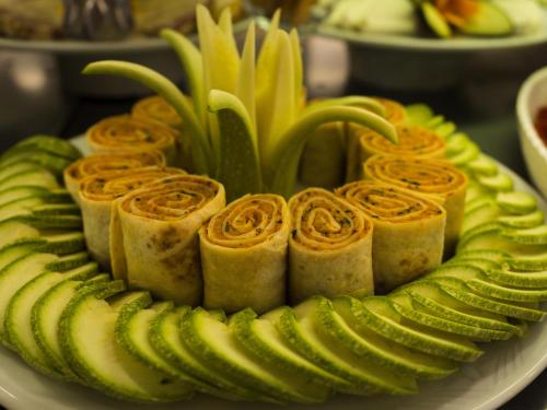 ein Teller mit Brötchen und Gurken darauf in der Unterkunft Halıcı Hotel Marmaris in Marmaris