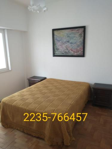 En eller flere senge i et værelse på Departamento 2 ambientes Plaza Colón