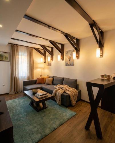 ein Wohnzimmer mit Sofa und Tisch in der Unterkunft Nomakop5 in Kopaonik