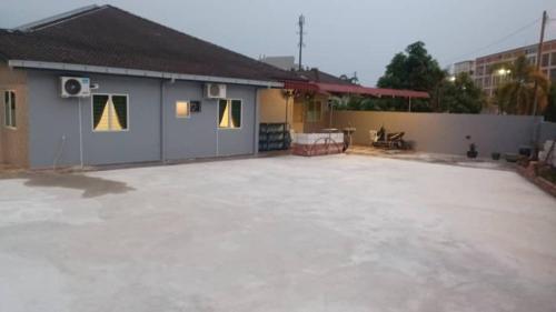 een grote parkeerplaats voor een gebouw bij mulia homestay in Teluk Intan