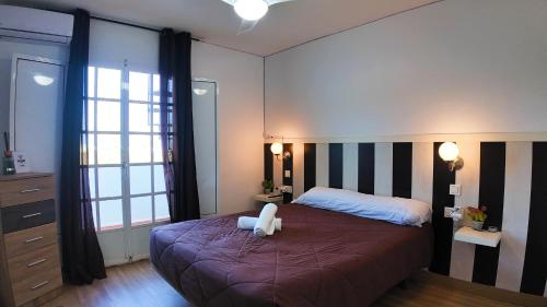 ein Schlafzimmer mit einem Bett und einem Handtuch darauf in der Unterkunft Apartalux Gold Oasis in Mojácar