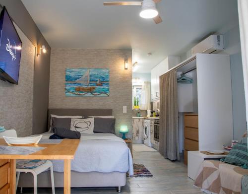 TV a/nebo společenská místnost v ubytování Homeyfeel Stay Sea 2 - Island mood studio