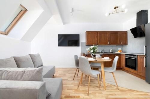 Funkcjonalny Apartament z Parkingiem w Otoczeniu Górskiego Krajobrazu by Noclegi Renters