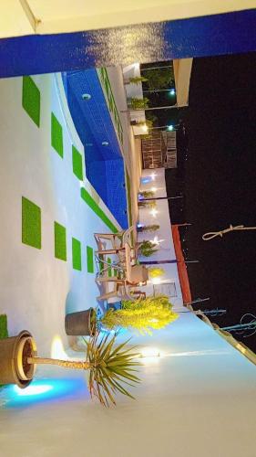 een kamer met een trap met groene pleinen aan de muur bij Green farm in Al Salt