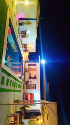 een cruiseschip 's nachts met de lichten aan bij Green farm in Al Salt