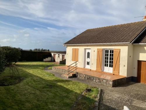 een klein huis met een houten terras in een tuin bij Hiking and beachfront in Bracquemont