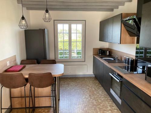 een keuken met een eiland in het midden van een keuken bij Hiking and beachfront in Bracquemont