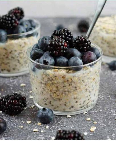 eine Schüssel Haferflocken mit Brombeeren und Brombeeren in der Unterkunft Zentral Ferienwohnung P Siegen in Siegen