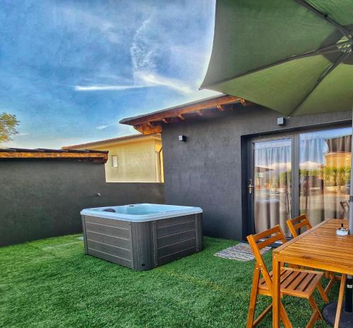 a backyard with a hot tub on the grass at O Sítio das Oliveiras in Amarante